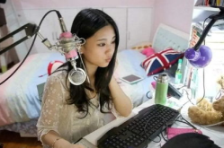 娱乐主播吃瓜直播边写字边讲